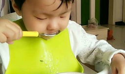 小朋友吃饭视频,宝宝吃饭视频集锦